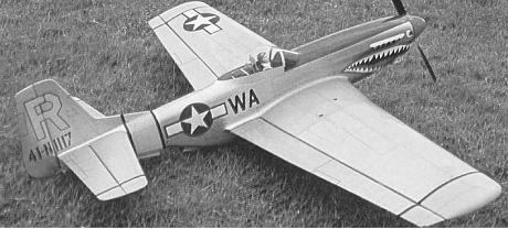 図6：コントロールラインのスタント（曲技）機<br>ムスタング戦闘機のセミスケール機であるが、宙返りなど縦揺れ系曲技がやりやすいように胴体は短くされている。主翼全幅に曲技用フラップがついている。