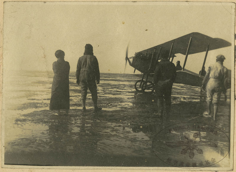 写真３　１９２０年春の飛行訓練風景。津田沼での撮影。左端は兵頭精