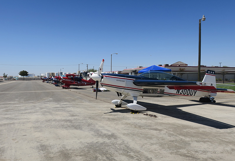 ※図２：デラノ空港に並ぶアクロバット飛行競技会への参加機体