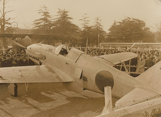 １９５３年に東京の日比谷公園で当協会が開催した展示会「航空五十周年記念大会」<br>（１９０３年のライト兄弟の初飛行から数えて５０周年）に展示された際の様子