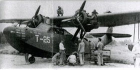 戦後米軍により調査される　二式練習飛行艇
