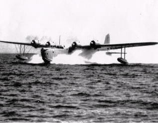 勇ましい爆音を残して南海の空へ飛び立つ二式大艇