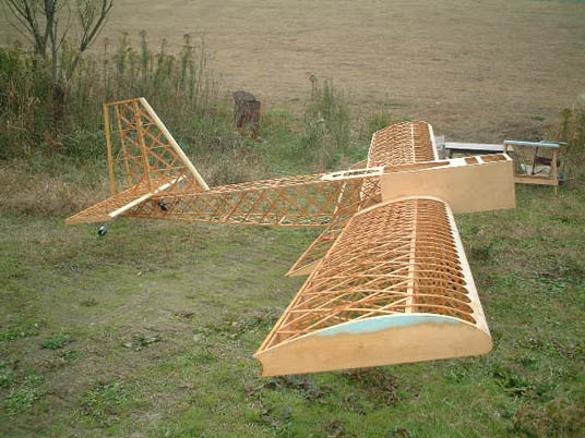 機体の基本構造の完成<br>飛行機の形になって初めて格納庫の外に出す