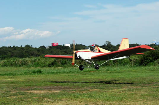 初飛行、2009年7月<br>高度1m程度のジャンプ飛行を繰返し行う事で機体の構造、強度テストや操縦性の確認ができます。又パイロット自身がこの飛行機に慣れる為の重要な過程です。