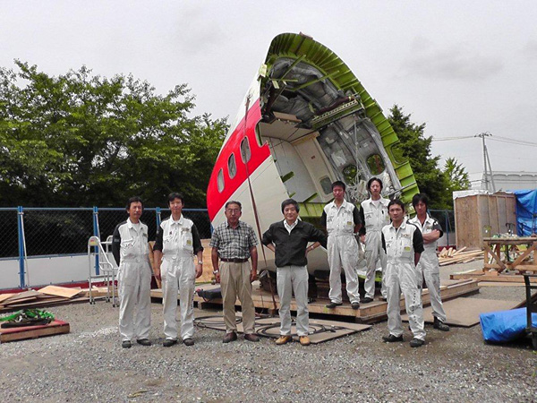 写真２０　機首部⑦の取付。その１。取付開始前に記念撮影。左から袖岡さん、佐伯さん、中村さん、筆者、堀越さん、佐藤さん、近藤さん、小柳さん。