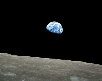 アポロ８号で人類が初めて見た月の裏側から見る地球の出。同じ光景を民間人も見られる？ 出典：NASA
