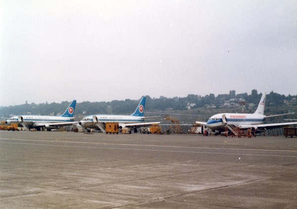 写真２　ボーイングフィールドに並ぶＪＡ８４５５とＪＡ８４５６（右端はアメリカのピードモント航空機）