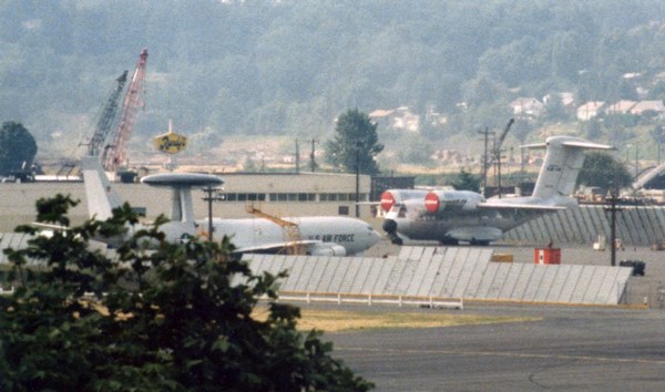 写真７　遠くに駐機していたＥ－３とＹＣ－１４