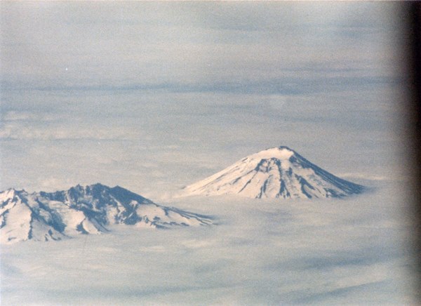 写真１２　雲海の上に顔を出したアリューシャン列島の島のひとつ