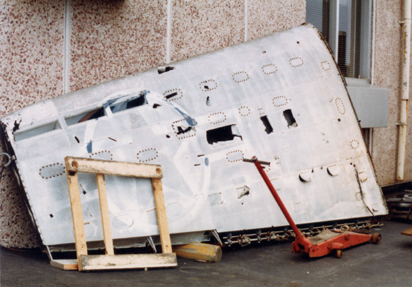 写真１４　ターミナルの壁に何気なく立てかけてあったウォーバードの翼。