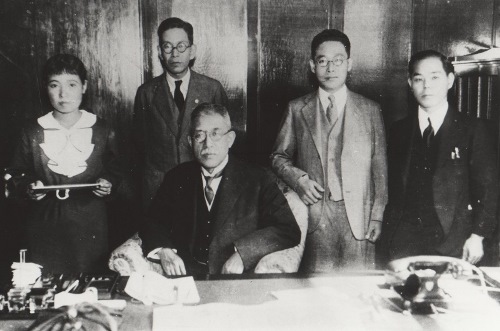 写真１６　「白菊号」命名式。右から２人目が金太郎、その隣が床次逓信大臣、左端が松本