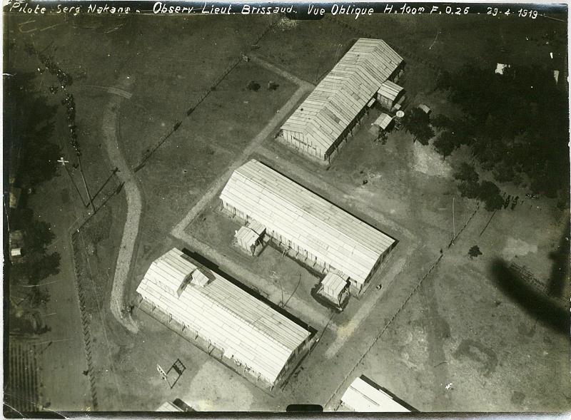 図１６　下志津飛行場の１００メートル上空からの写真。<br>（Christian POLAK Collection）