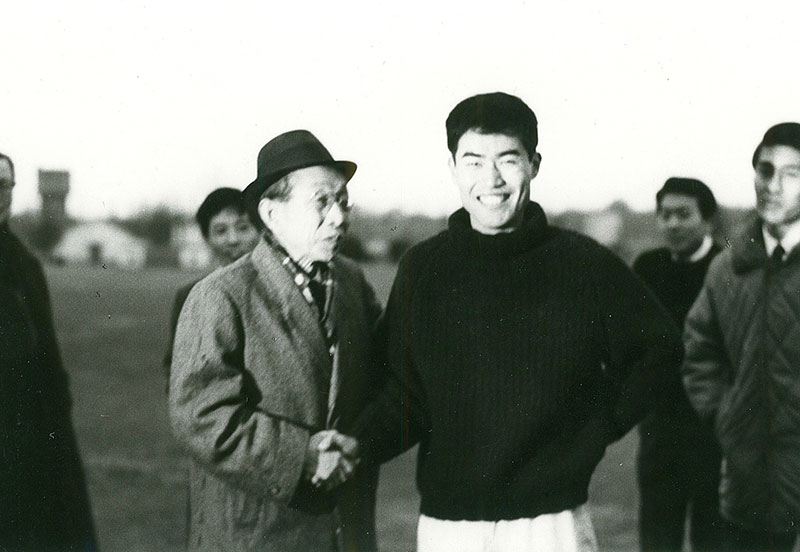 写真１０　１９６６年２月２７日、公開飛行に成功後、木村教授と握手する岡宮氏