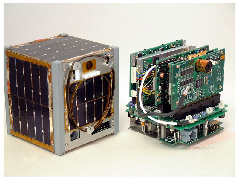 図４　１０ｃｍ立方，１ｋｇの超小型衛星 CubeSat （２００３年打ち上げ）