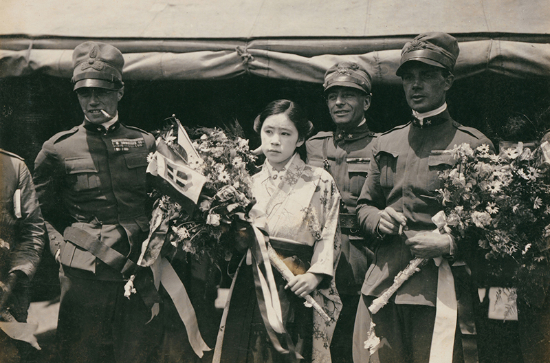 写真１　贈られた花束を手にするフェラリン中尉（右）とマジエーロ中尉（左）/日本航空協会所蔵