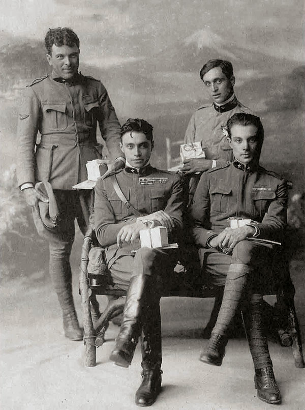 図７　左から：ロベルト・マレット（機関士28歳）、グイド・マジエーロ（飛行士24歳）、<br>ジーノ・カッパンニーニ（機関士20歳）、アルトゥーロ・フェラリン（飛行士25歳）