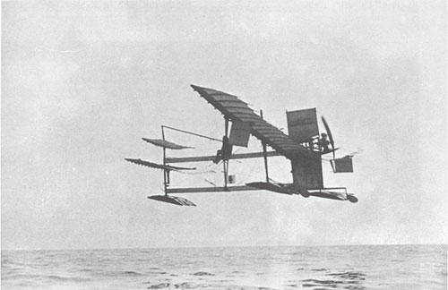 図1　世界最初の水上機<br>設計製作、操縦：Henri Fabre ・50 horsepower Gnome rotary engine ・初飛行：March 28, 1910, France
