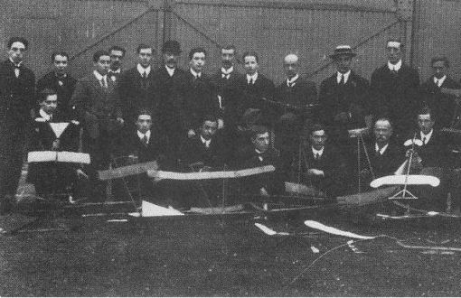 英国紳士モデラーたちの正装記念写真<br>ブリストル　クラブ、1913年　フィルトンのブリストル飛行機会社飛行場にて