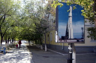 街路樹の横に宇宙船の写真を展示（上と下）
