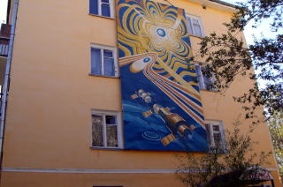 ロケットカプセルの絵が飾られた建物