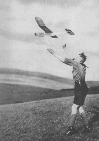<図1> 1940年頃のヒットラーユーゲント（少年団）と模型飛行機（1） 丘陵地のグライダー飛行場所を使った、中型模型グライダーの手投げ発航