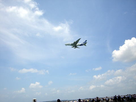 ゆっくりとAirshow会場を旋回するA380。<br>音も小さく、飛行船がゆったりと浮かんでいるような印象