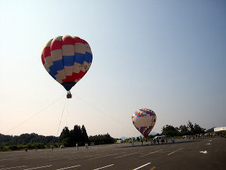２機の熱気球を使い空港ターミナル側の駐車場で実施
