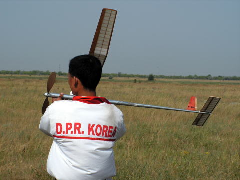 真っ黒に日焼けしたDPRK（北朝鮮）の選手が投げる