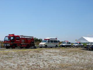 消防車、救急車、パトカーの隊列