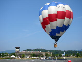 風の弱い早朝は係留熱気球の体験搭乗