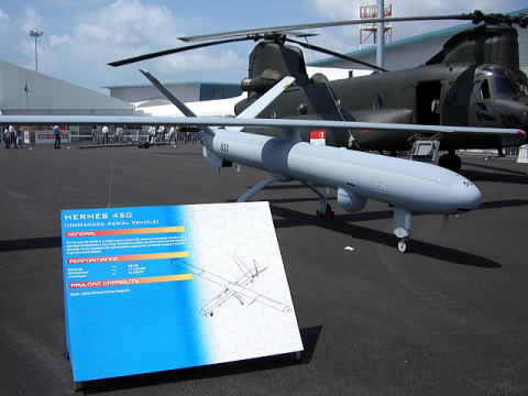 手前はイスラエルの無人偵察機　Elbit Hermes 450()、後は大型輸送ヘリコプターCH47 SD(チヌーク)