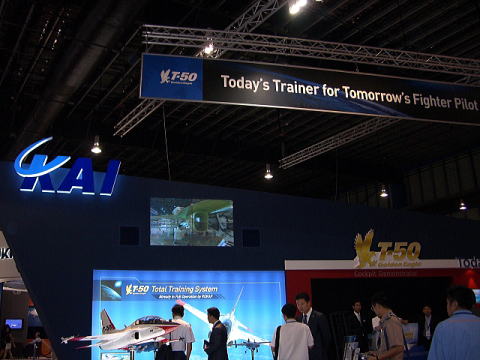T-50を売り込むKorea Aerospace Industries(KAI)のブース