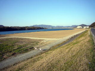 2007.03.10 転圧完了！下流から水門方向を見る