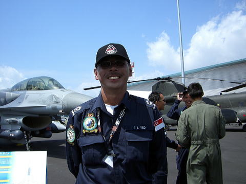 「シンガポールの防衛空域はごくわずかだと思うが、空軍の必要性があるのか？」私の愚問に明るく答えてくれたシンガポール空軍の軍人。<br>左後方にLockheed Martin F-16D+