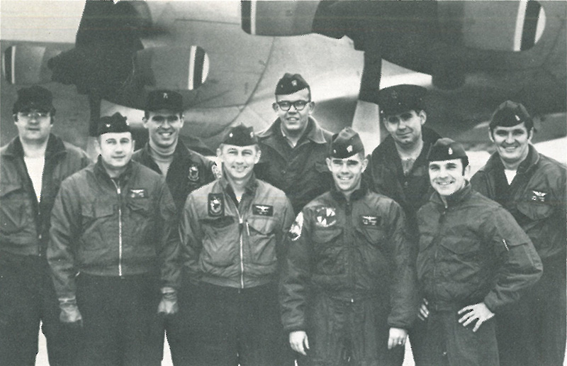 写真３　記録飛行のクルー。前列左から２人目がリリエンソール中佐、３人目がストゥッドリー少佐<br>（ “Airborne ASW LOG” 誌より）