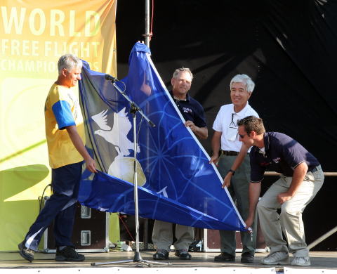 他種目の世界チャンピオンと一緒に壇上でFAI旗を掲揚