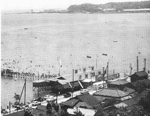 屏風ヶ浦海水浴場・根岸湾を挟んで横浜海軍航空隊（飛行艇の離着水に使用されいた）