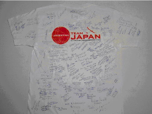 チームTシャツに書き込まれた各国選手のメッセージ