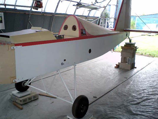 塗装完了<br>胴体上部構造は、内部の点検整備を容易にする為取り外し可能。<br>主翼も脱着可能。<br>2007年5月