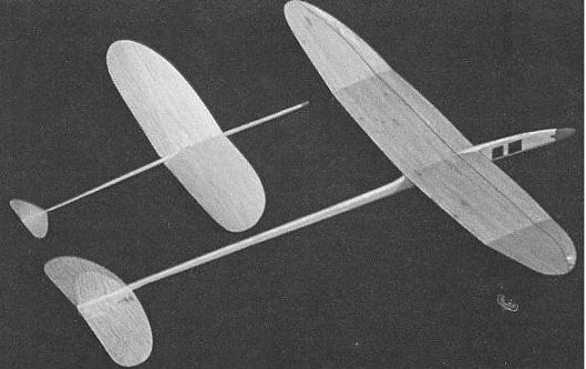 図8 室内用ハンドランチグライダー。バルサ板製。野外用に比べて軽量で尾翼が小さい。<br>1970年代の野球投げ型・小さいほうの機体は翼幅315㎜で重量2ｇ