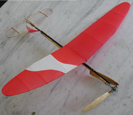 図5ハイテク・ライトプレーン（自作機）の新素材とその細部<br>胴体はカーボン・パイプ（釣竿？）プロペラハブは可変ピッチ式、翼はフィルム張り