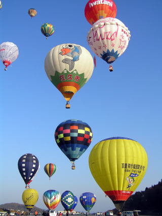 2006年11月、海外からも数多くの熱気球が参加します