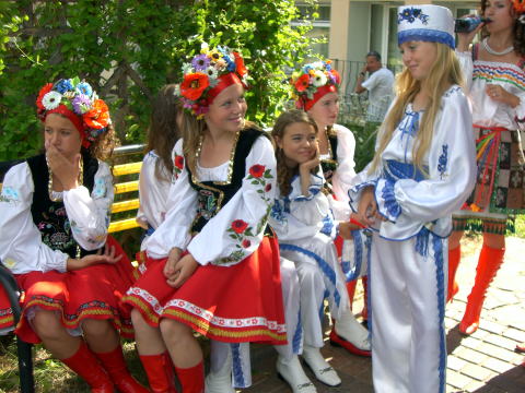 開会式を彩った民族衣装の少女たち