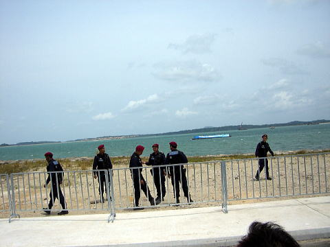 エアショー会場を警備する赤いベレーの警察官たち。<br>会場はチャンギ空港に隣接するChangi Exhibition Centre。エアショー運営はスムーズであった