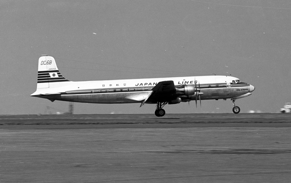 写真１　ダグラス ＤＣ－６Ｂ。ＹＳ－１１の型式証明の際に良い参考資料になった。 （鈴木宜勝氏提供）