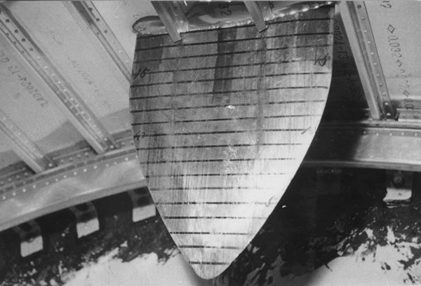 写真５　ギロチン試験で外板が損傷した試験用胴体。