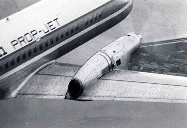 写真９　気流糸試験。航空宇宙技術研究所（ＮＡＬ）のビーチ双発機から観測した。（幸尾治朗氏提供）