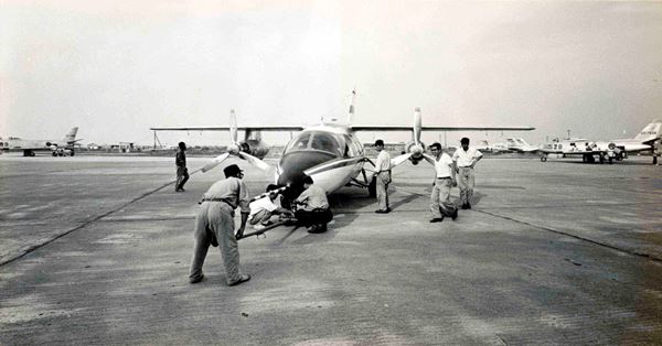 写真１９　ＭＵ－２の機首に装着された標準ピトー管。機首から長く突き出しているので、特別に長い専用トーイング・バーで地上曳航した。