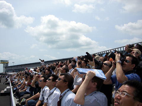 展示飛行を見つめる観客