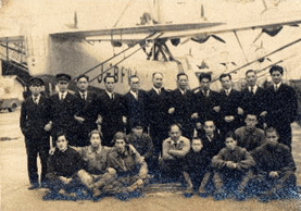 創設時代の運航課と乗員に囲まれた九七式大艇